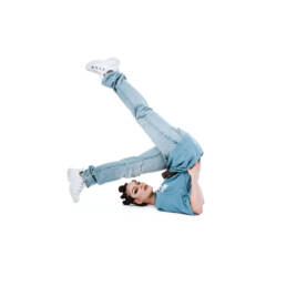 Estellina posiert im Studio im urbanen Streetwear-Look