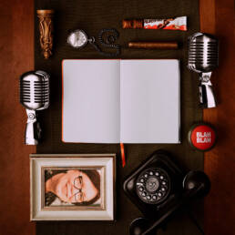 Podcast Studio Shooting Two Guys One Kapp Vintage Mikrofone Notizbuch