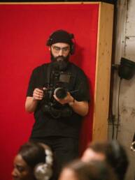 Arif Türkmen arbeitet als Kameramann und Filmemacher bei einer Eventproduktion