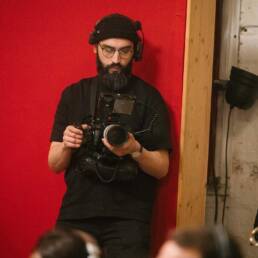 Arif T&uuml;rkmen arbeitet als Kameramann und Filmemacher bei einer Eventproduktion