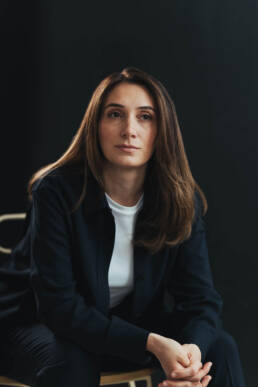 Business Portrait von Rechtsanwältin Deniz Lissermann im Kanzleiumfeld Frankfurt