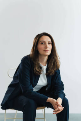 Professionelles Portrait von Rechtsanwältin Deniz Lissermann in ihrer Kanzlei in Frankfurt